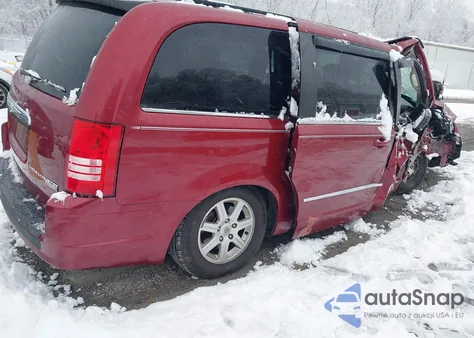 2010 Chrysler Town & Country Touring z USA, uszkodzony, nr VIN 2A4RR5D11AR359131